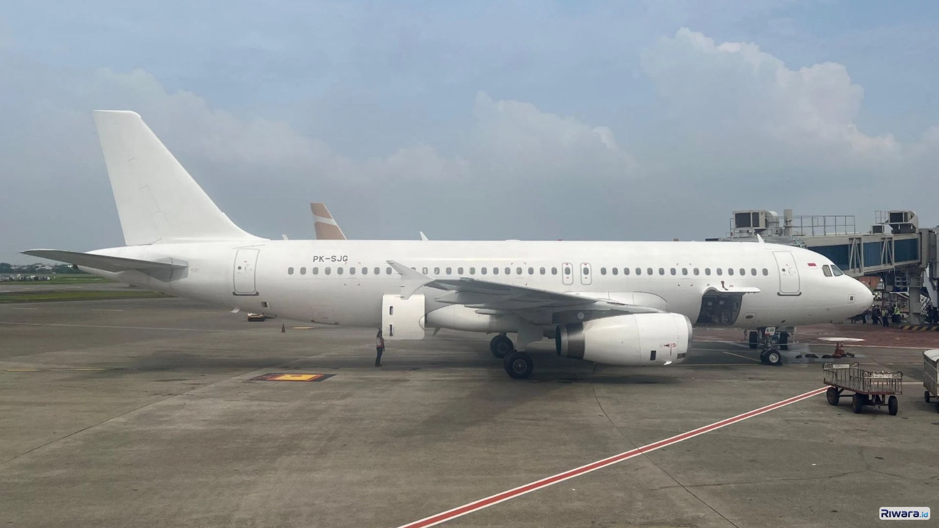 Deretan pesawat komersial parkir di apron Bandar Udara Internasional Soekarno-Hatta. Kementerian Perhubungan Republik Indonesia mencatat penjualan tiket pesawat domestik jelang mudik Idulfitri 2026 telah mencapai 1,7 juta kursi